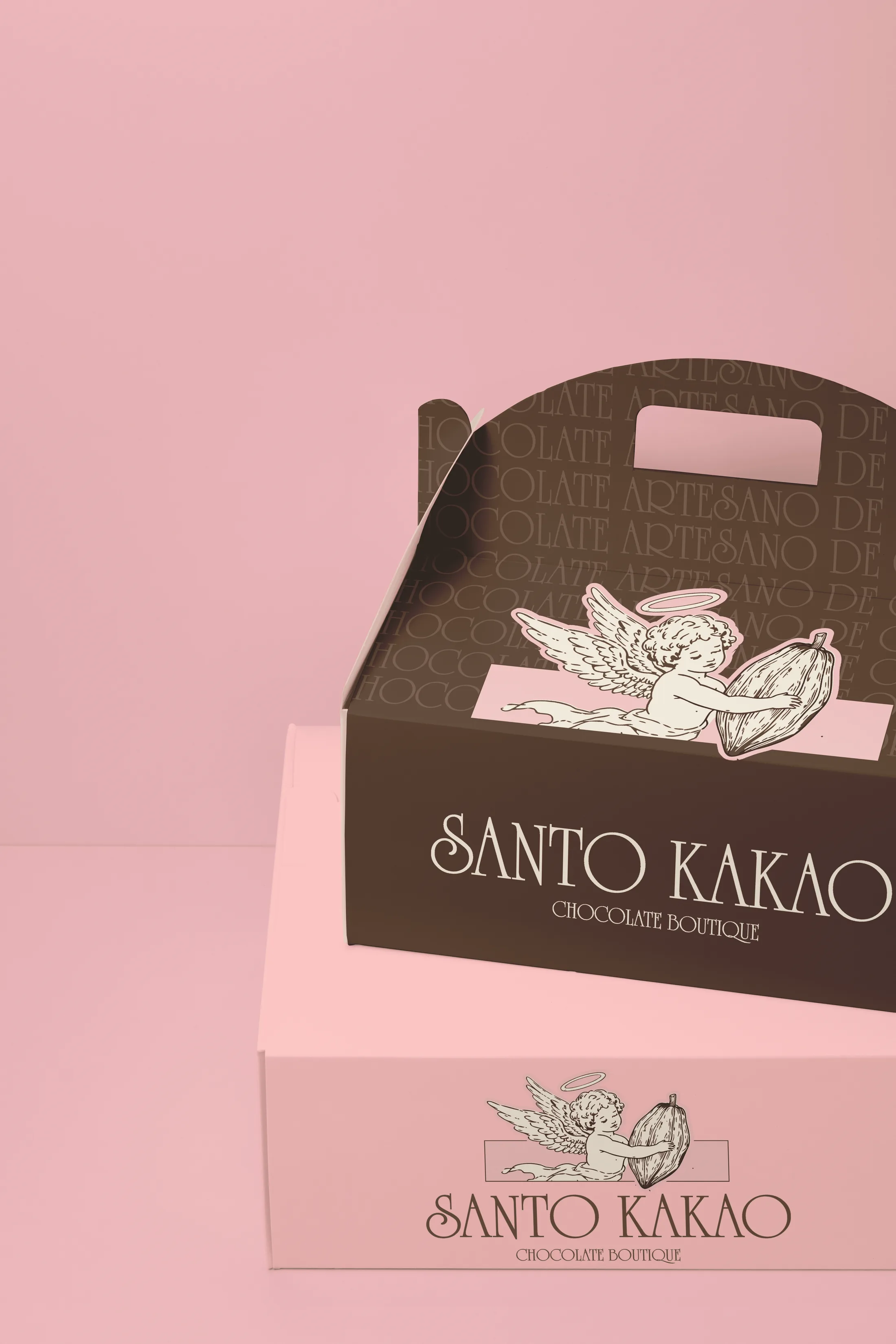Mujer con vestido rosa sosteniendo una bolsa de Santo Kakao